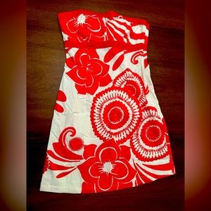 Cutest small strapless dress. Eye-catching, exquisite pattern. Red and white